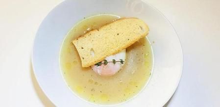 Recetas: Una sopa de tomillo y pan tostado para reaprovechar caldos de verduras