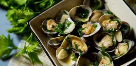 Recetas con almejas que te transportarán a la costa entre brisas marinas
