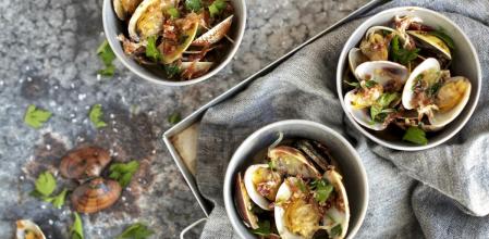 Almejas al vino tinto con cebolla y jamón, una receta exprés llena de sabor