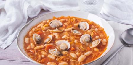 Alubias arrocinas con almejas, la mejor receta de mar y montaña