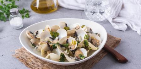 Cómo hacer esta sencilla cazuela de almejas y vino blanco al microondas