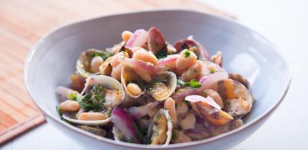 Cómo triunfar con esta receta de fabes con almejas y cebolla roja