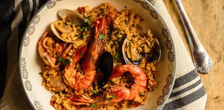 Empieza bien la semana con esta receta de arroz con mariscos y calamarcitos