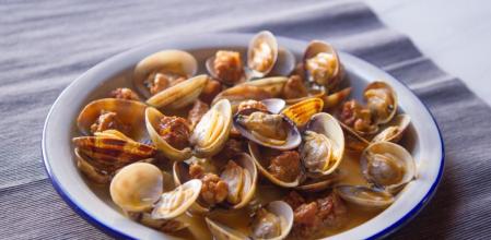 La receta de almejas con chistorra y vino blanco para triunfar este año