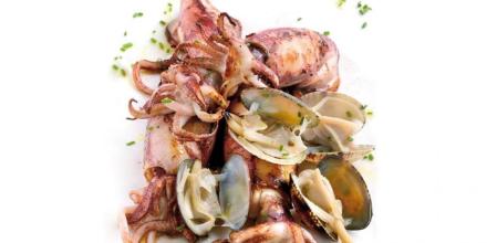 Cómo hacer calamarcitos tiernos con almejas y perejil