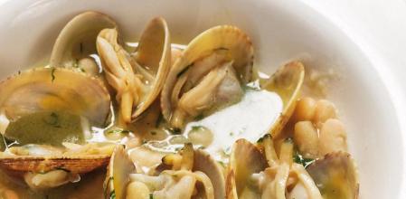 Disfruta de esta receta rápida de alubias con almejas