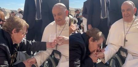 Una devots de la virgen del Rocío le entrega una estampa al Papa Francisco