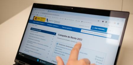 Contribuyente navegando por el portal de la Agencia Tributaria