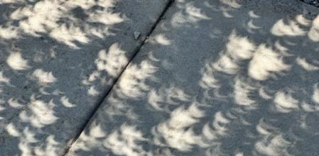 Este fenómeno se observa comúnmente cuando se produce un eclipse solar