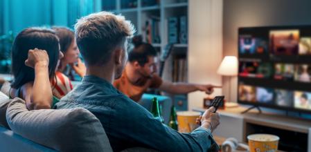 Un grupo de amigos viendo la tele juntos.