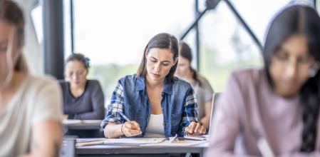 Un grupo de alumnos haciendo exámenes.