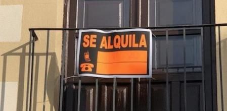 Un cartel de una vivienda en alquiler en Sevilla