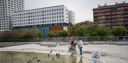 Reportaje sobre el lago del Parc de Catalunya de Sabadell que posiblemente se tendrá que vaciar debido a la sequía, la flora i la fauna quedará afectada, así como un negocio de barcas recreativas que ya no pueden navegar, en Sabadell, 8 de Abril de 2024.