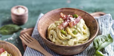 La irresistible receta de espaguetis con crema de pistachos, beicon y queso cheddar