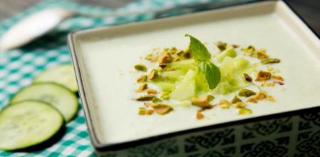 Sopa fría de pepino, yogur y pistachos perfecta para hidratar el organismo