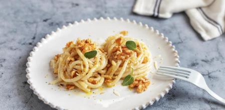 Prepara esta receta de espaguetis con nueces y salsa de limón tan exquisita