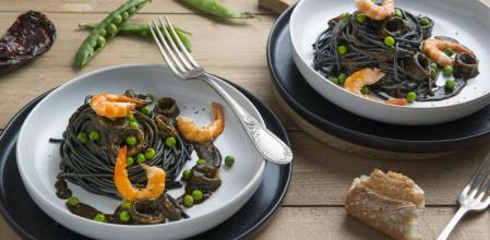 Prepara esta sabrosa receta de espaguetis con tinta de calamar y gambas