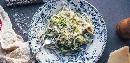 La receta más sabrosa de carbonara de calabacín que te hará amar esta verdura