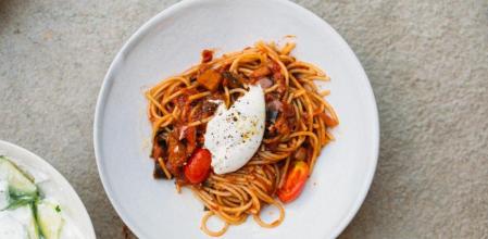 Espaguetis con salsa casera de tomate y berenjena, la receta más reconfortante del verano