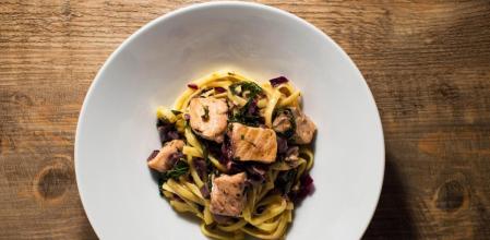 Cómo hacer espaguetis con salmón y kale