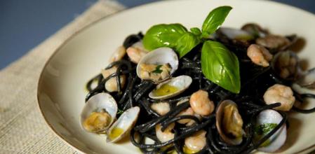 Cómo hacer espaguetis “nero di seppia” con gambas y almejas