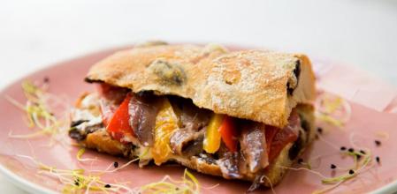 Prepara este exquisito bocadillo cantábrico con anchoas