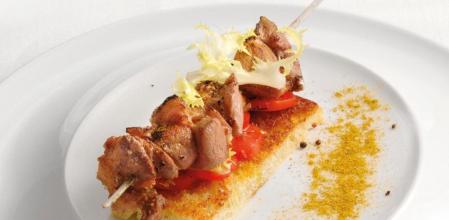 La brocheta de cordero marinado que no debe faltar en tu barbacoa