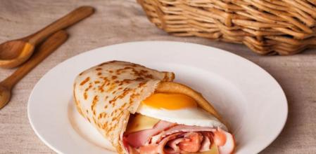 Cómo hacer estas sencillas crepes bretonas con jamón y huevo