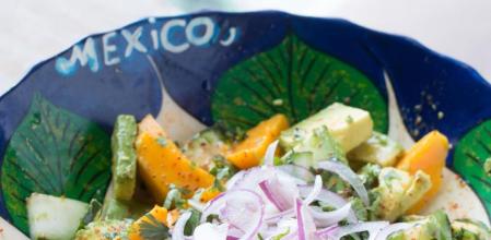 Ensalada de mango y aguacate con Tajín y lima para dar color a tu mesa