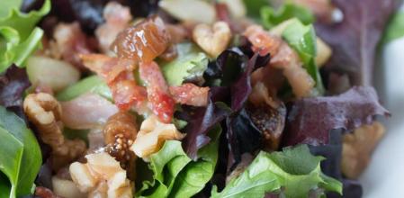 Ensalada tibia con higos, beicon y peras, ¡sublime!