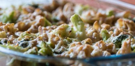 Cómo preparar estos deliciosos macarrones con queso y mucho brócoli