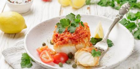 Bacalao con tomate: una receta sana que puedes preparar en 20 minutos