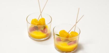 Contra los excesos de las fiestas: zumo de mandarina con pinchos de frutas