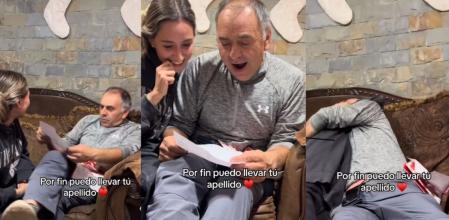 Un padre y una hija se emocionan juntos