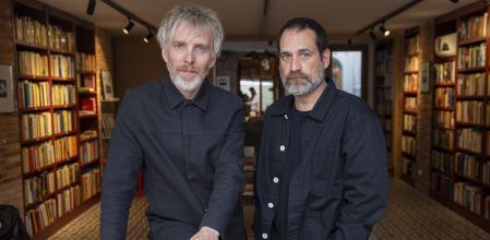 Shuarma y Julio Cascán, de Elefantes, en la librería La Conxita del barrio de Sants