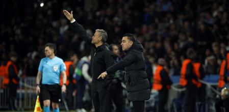 Paris (France), 10/04/2024.- Paris Saint Germain's head coach Luis Enrique (L) and Barcelona head coach Xavi Hernandez (R) gesture during the UEFA Champions League quarter-finals, 1st leg soccer match between Paris Saint-Germain and FC Barcelona, in Paris, France, 10 April 2024. (Liga de Campeones, Francia) EFE/EPA/YOAN VALAT