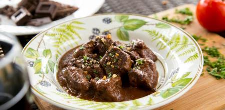Cordero guisado con vino tinto y chocolate, una receta para sorprender