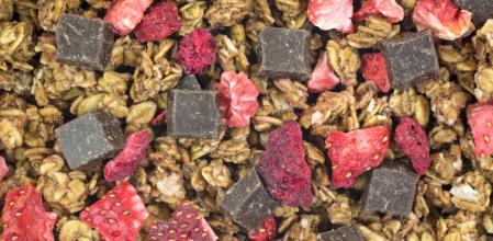 Muesli crujiente con chocolate y frutas para un desayuno completo