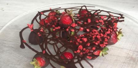 Aprende a preparar estas deliciosas fresas con chocolate en tiempo récord