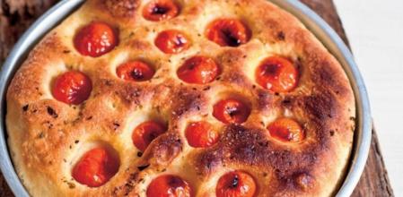 Prepara esa deliciosa focaccia de patata, tomates cherry y orégano