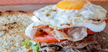 Aprende a preparar el súper sándwich de Uruguay