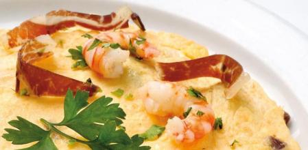 Cómo preparar una sabrosa tortilla de jamón y gambas