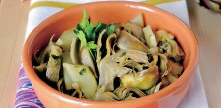 Prepara este sencillo y saludable estofado de alcachofas y patatas