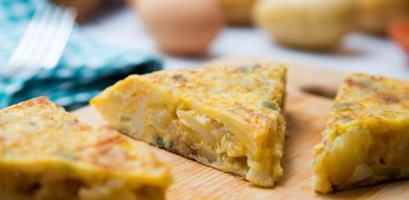 Tortilla de patatas con cebolla: la receta paso a paso