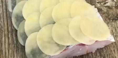La receta más fácil de lubina con escamas de patata