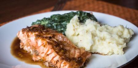 Salmón con soja y naranja para quedar bien en pocos minutos