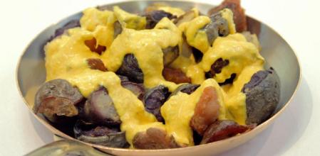 Así se preparan estas picantes “papas al ají”