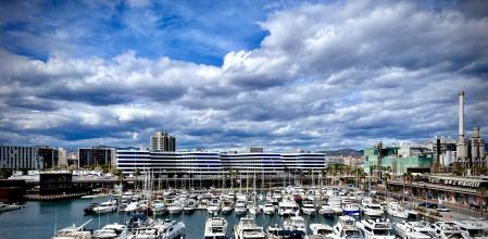 foto XAVIER CERVERA 10/03/2024 yates y nuevos edificios residenciales al fondo en el port forum entre barcelona y sant adria besos (con la depuradora a la izquierda)