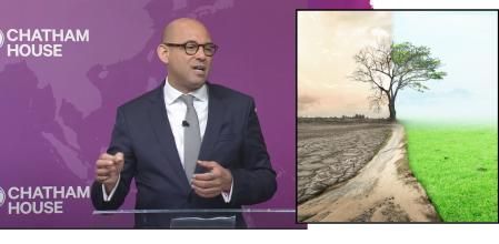 Simon Stiell, Secretario Ejecutivo de ONU Clima en un detalle de la conferencia en Chatham House, Londres  .