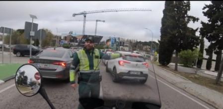 El agente de la Guardia Civil que pilló al motorista cometiendo una imprudencia le hace indicaciones para que pare en el arcén&nbsp;